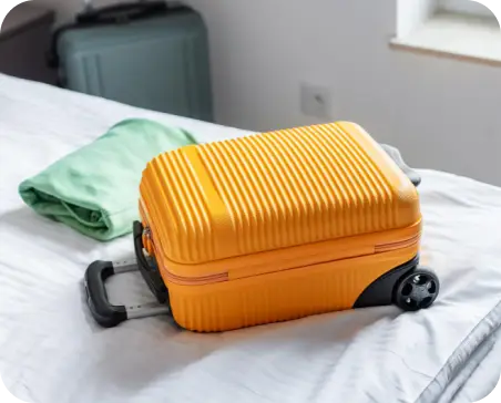 Des bagages posés sur le lit